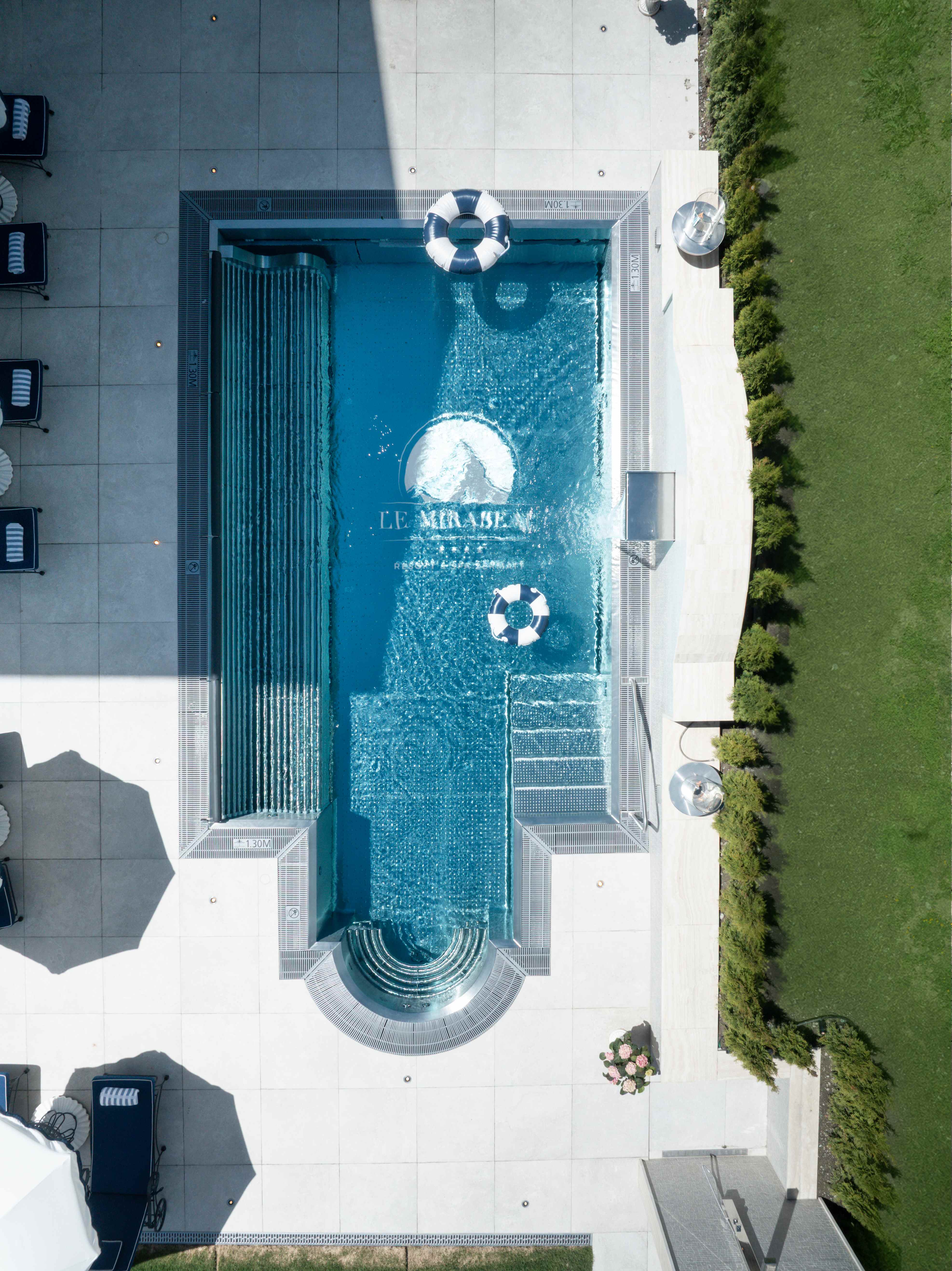 Vogelperspektive des Le Mirabeau Pools mit eingelassenem Logo im Wasser